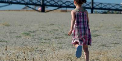 Le ponton de Port Leucate, enfant qui court