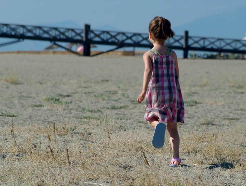 Le ponton de Port Leucate, enfant qui court